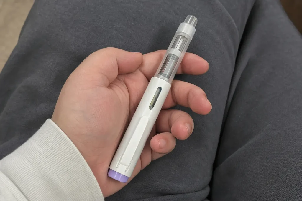 En hand håller en injektionspenna inför FDA:s godkännande av Yeztugo som första behandlingen med nästan 100 procents skydd...