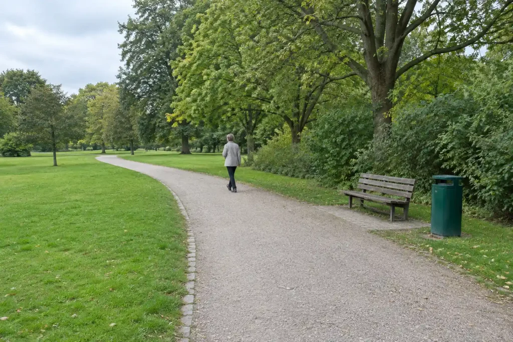 Person i grå jacka promenerar i en park, ett exempel på hur people who lost the most weight on Ozempic saw huge health ben...